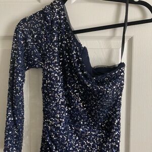 One-shoulder blue sequined dress